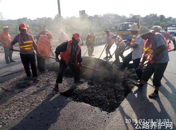 陕西：眉县公路段积极开展雨后路面病害修复工作